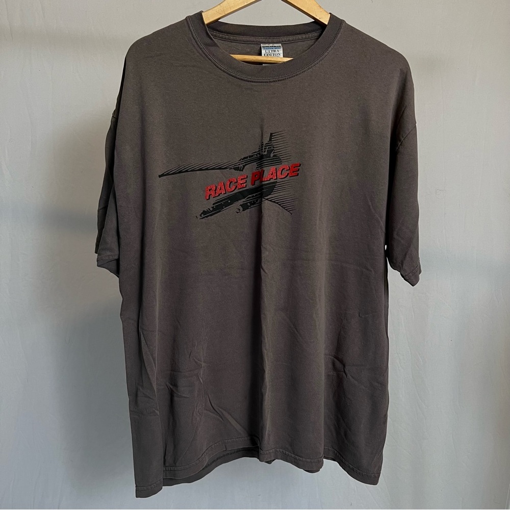 gray race place tee